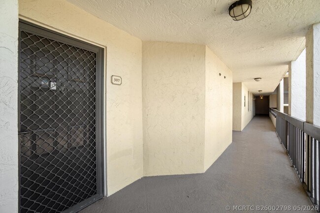 Building Photo - 950 Lavers Cir