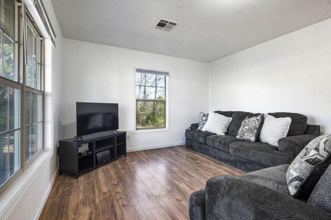 Building Photo - 472 E Main St