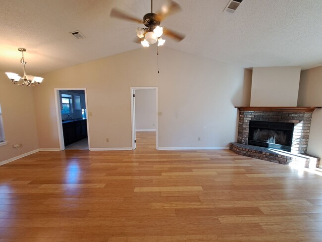 Building Photo - Remodeled 3BR/2BA home in great central lo...