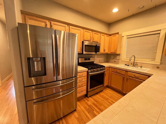 Building Photo - Charming 3Bd/2.5Ba twnhm in a Vibrant Port...