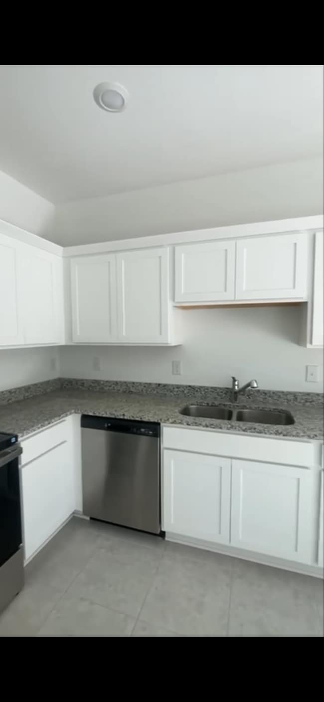 Kitchen - 3403 Vesara Dr