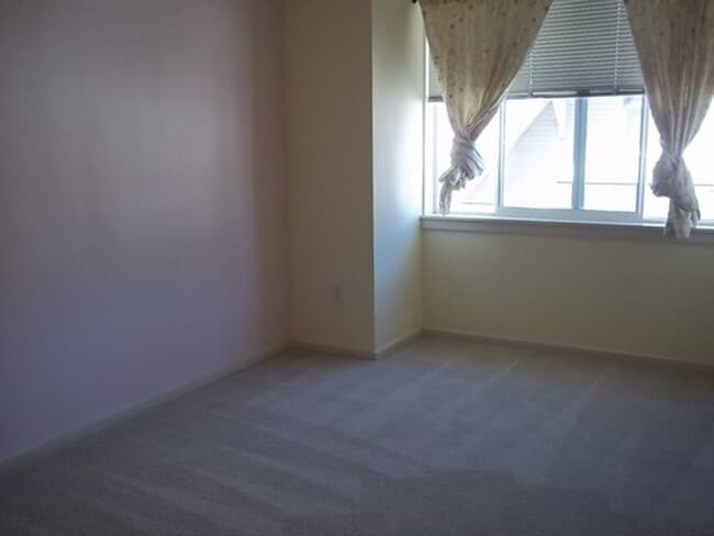 Building Photo - Beautiful Townhouse-Style Condominium Minu...