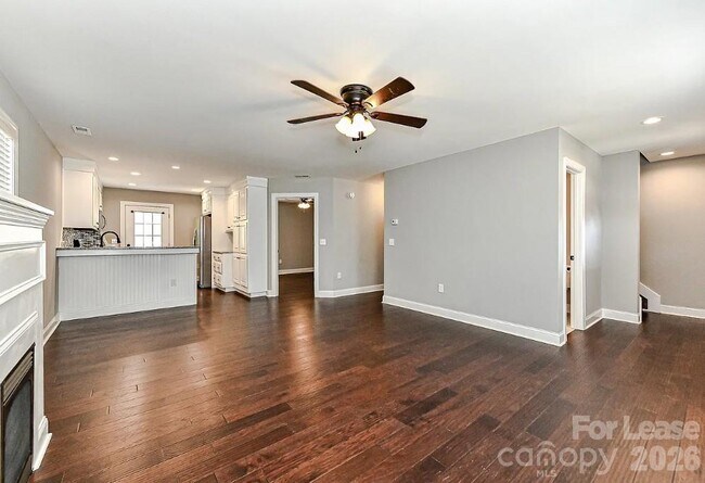 Foto del edificio - 704 N Main St