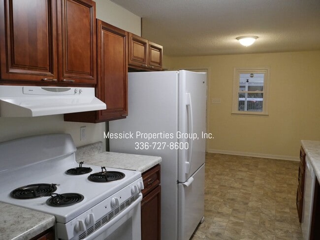 Building Photo - Quiet, Convenient Location, off Country Cl...