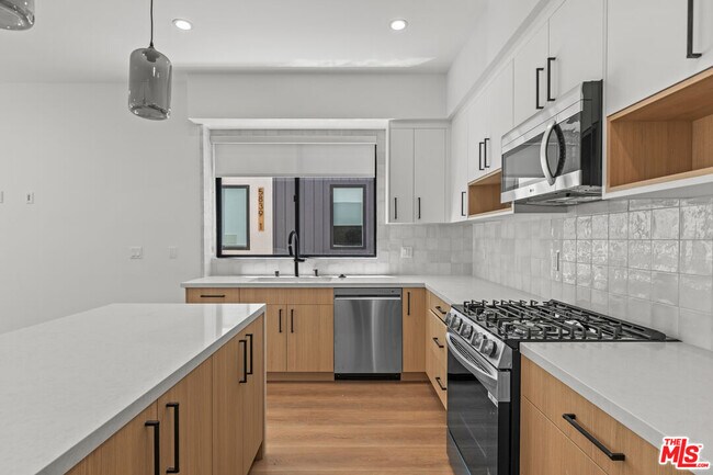 Foto del edificio - 5841 Kester Ave