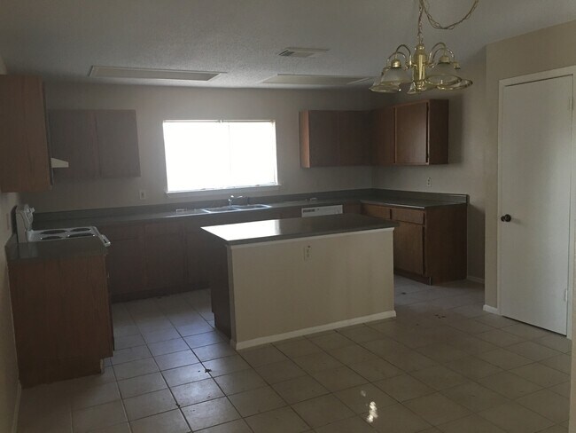 Building Photo - 8251 Sunshine Trail Dr