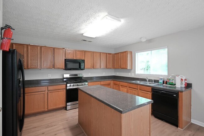 Foto del edificio - 415 Silver Spring St