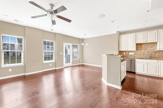 Building Photo - 2446 Silverthorn Dr