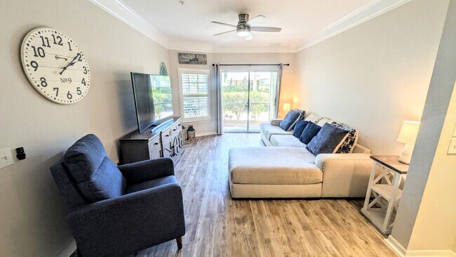 Foto del edificio - 6-12 month TURNKEY FURNISHED GOUNG FLOOR 2/2 CONDO