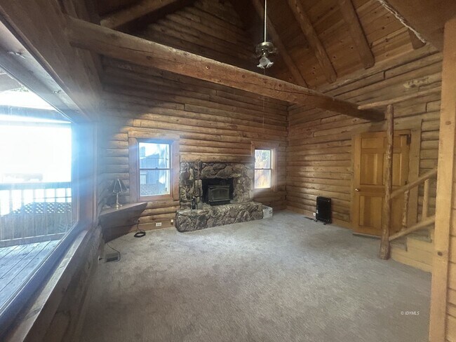 Foto del edificio - Quaint Log Mountain Cabin for Rent
