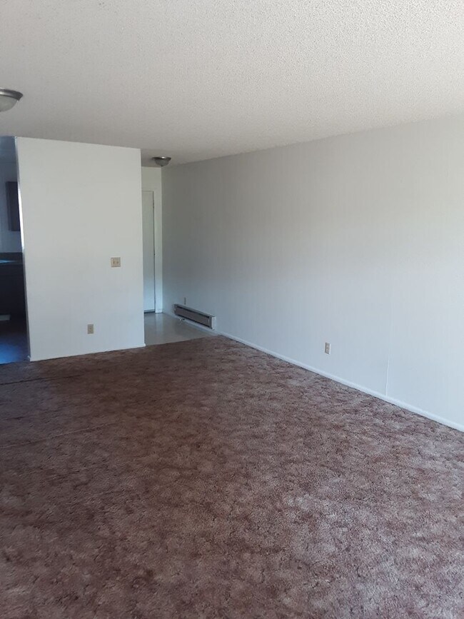 Building Photo - 28 Larkspur Dr