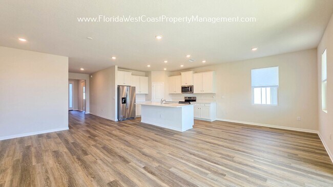 Foto del edificio - BRAND NEW BUILD! 4 bedroom/2.5 BATH HOME IN SILVERSTONE NORTH-PALMETTO! AVAILABLE NOW!