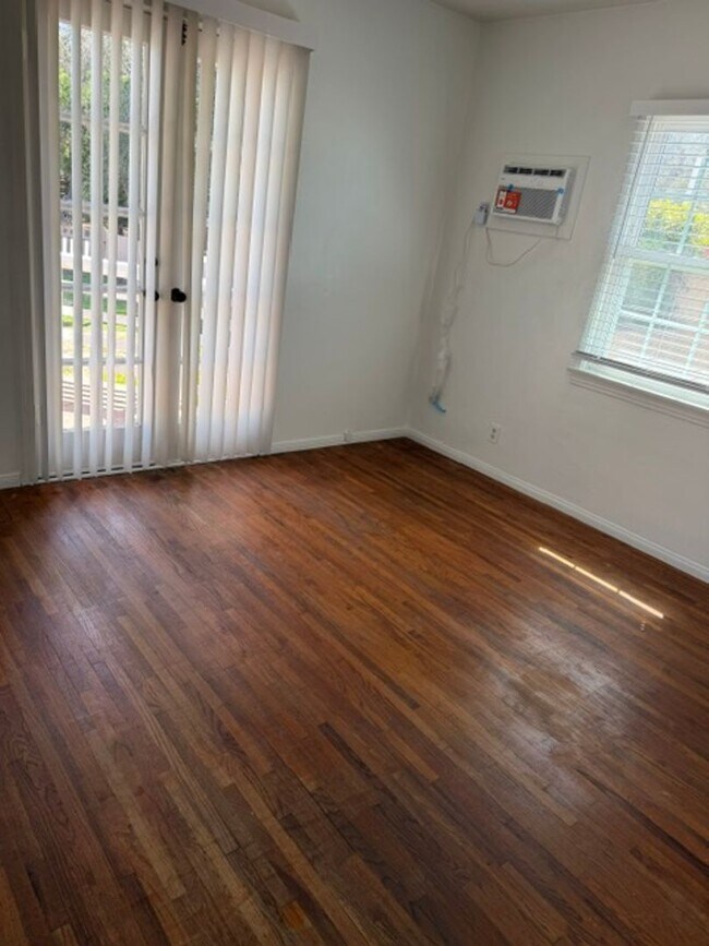 Building Photo - 1158 Oak Ave