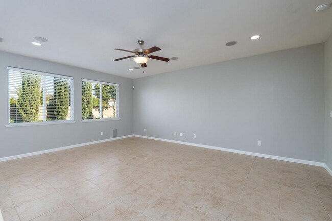 Foto del edificio - Harlan Ranch Home with Yard for Lease