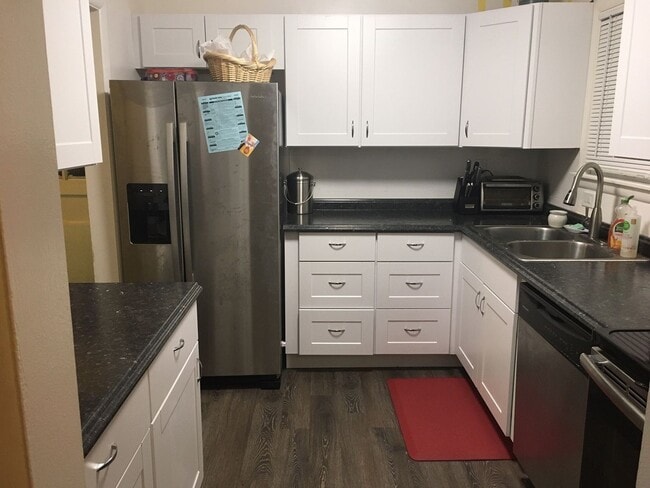 Building Photo - Two Bedroom Apartment with Fenced Backyard...