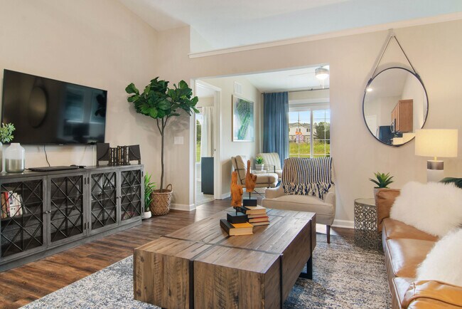 Relájese en una gran sala de estar llena de luz natural - Redwood Plainfield