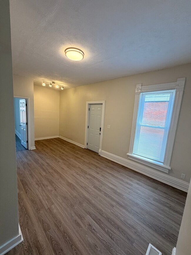 Building Photo - COMPLETELY UPDATED!! 2 bed/1 bath Close to Wexner Medical Center!
