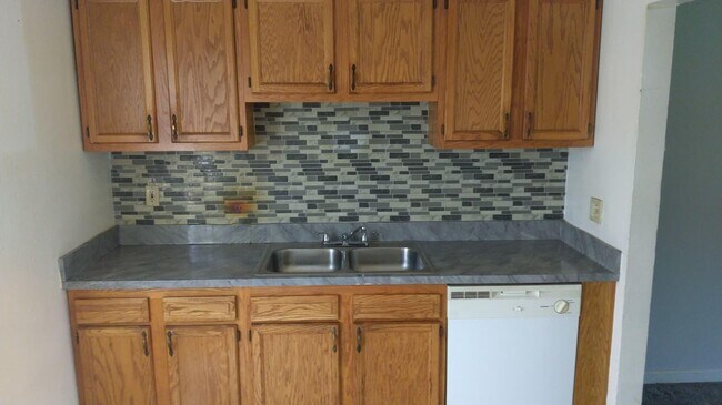 Foto del edificio - 2 BED, 2 BATH BEAUTIFUL UNIT CLEVELAND!