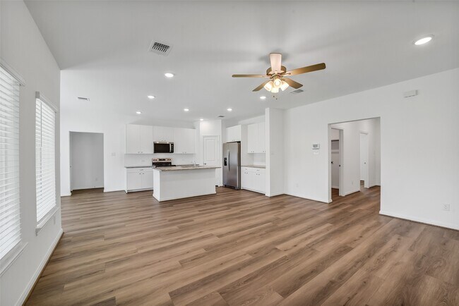 Building Photo - 13614 Pine Dr