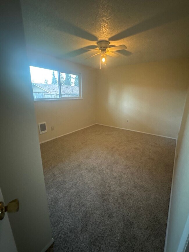 Foto del edificio - 3 bedroom 1 bathroom