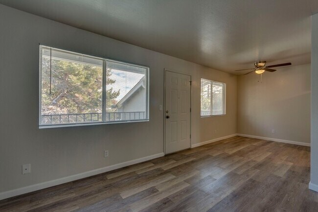 Building Photo - Spacious Remodeled 2 Bedroom Apartment
