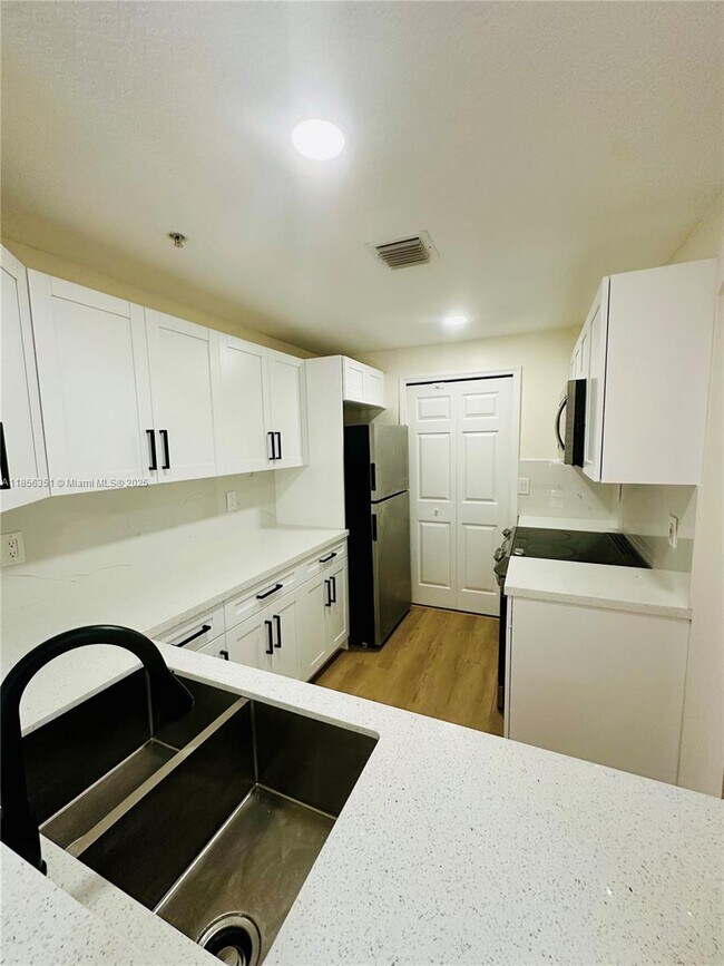 Foto del edificio - 6630 NW 114th Ave