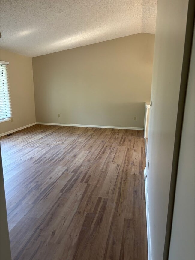 Building Photo - 3 bedroom, 1.5 bathroom Chelsea ranch - fr...