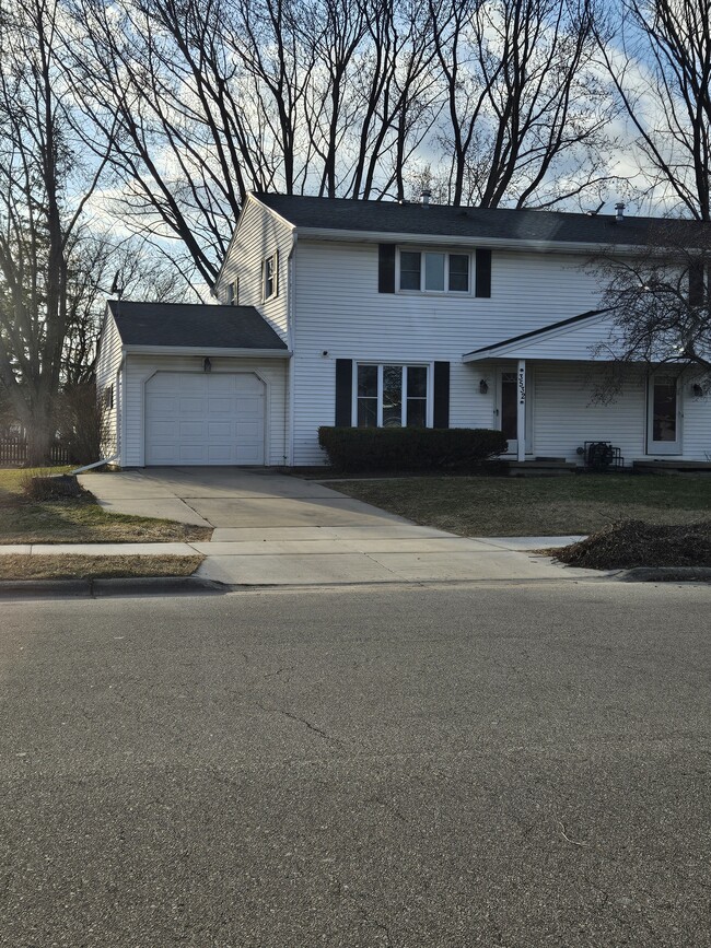 Building Photo - 3532 E River Dr