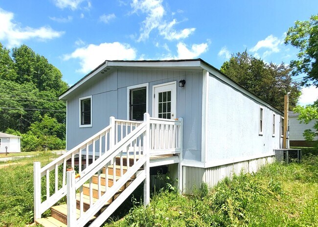Foto del edificio - Nicely Remodeled Three Bedroom House for R...