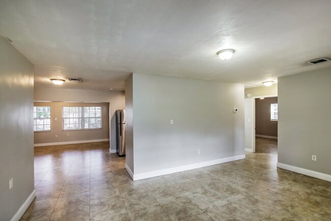 Building Photo - 3231 SW 67th Ave