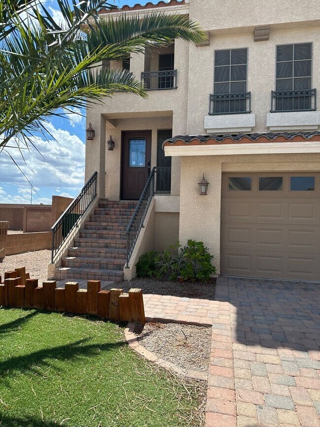 Foto del edificio - AVAILABLE NOW! Outstanding 3 Story Home!