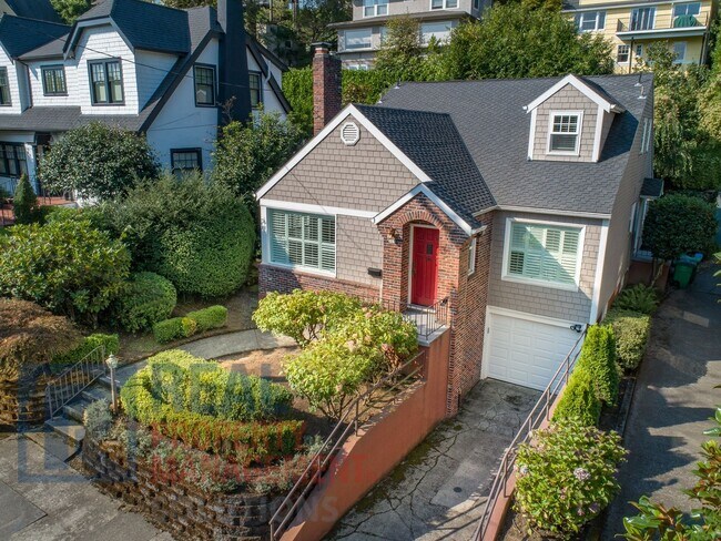 Building Photo - Stunning Arlington Heights Home Available