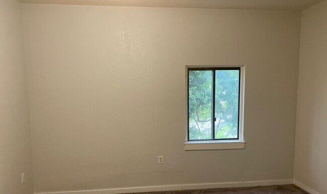 Building Photo - 29 Lawn St