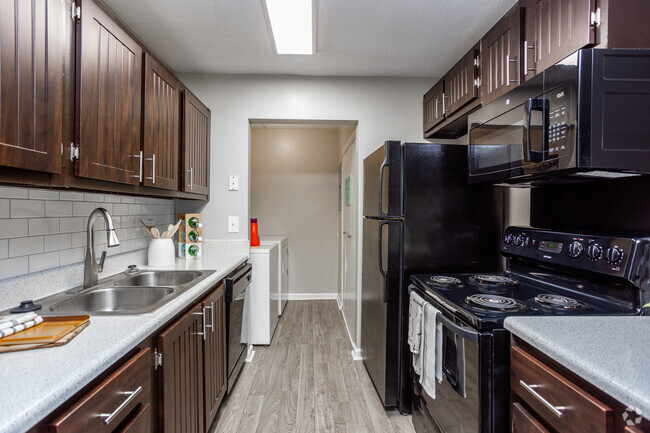 2BR, 2BA - 1,152SF - Kitchen - Addison on Cobblestone