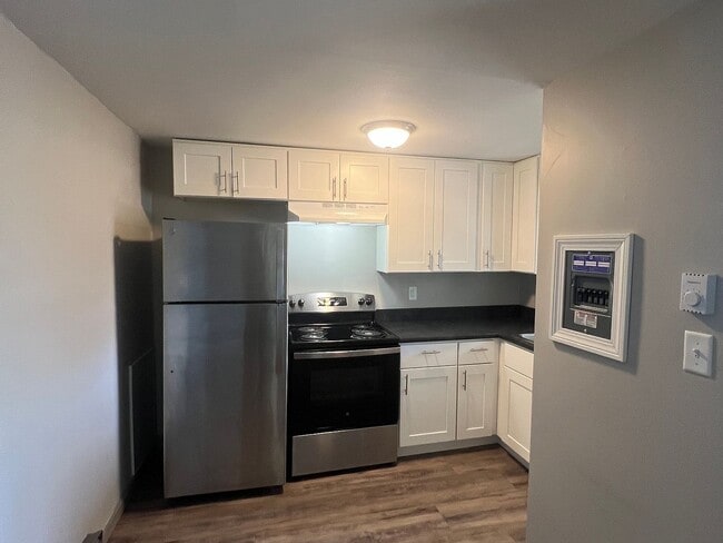 Building Photo - 72 Oak St