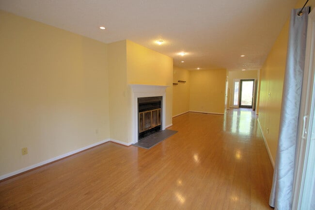 Building Photo - Spacious 3 Bedroom 3 Bath Townhome with Po...