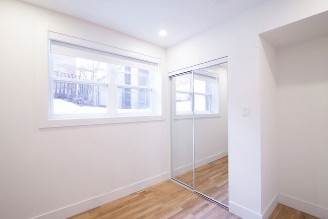 Building Photo - 5554 Rue Snowdon