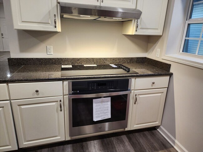 Foto del edificio - 4 Bed / 3 bath Downtown Jonesboro