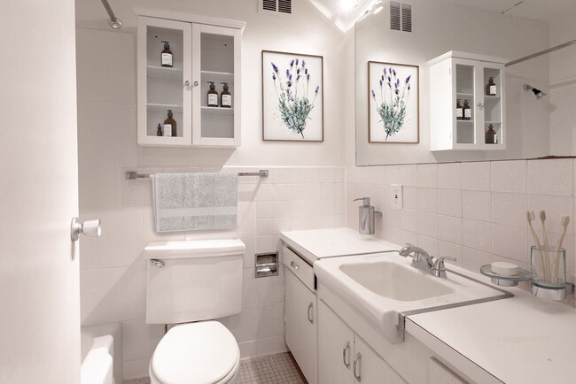 Building Photo - 242 West Franklin Ave