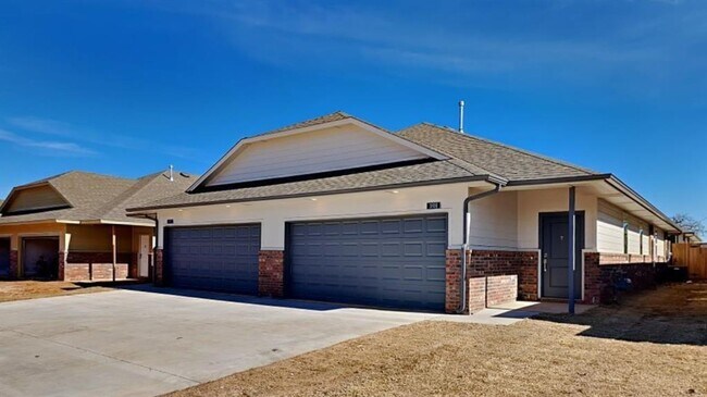 Foto del edificio - Luxury 3 Bedroom 2 Bathroom Duplex with 2 Car Garage in Bethany, Ok