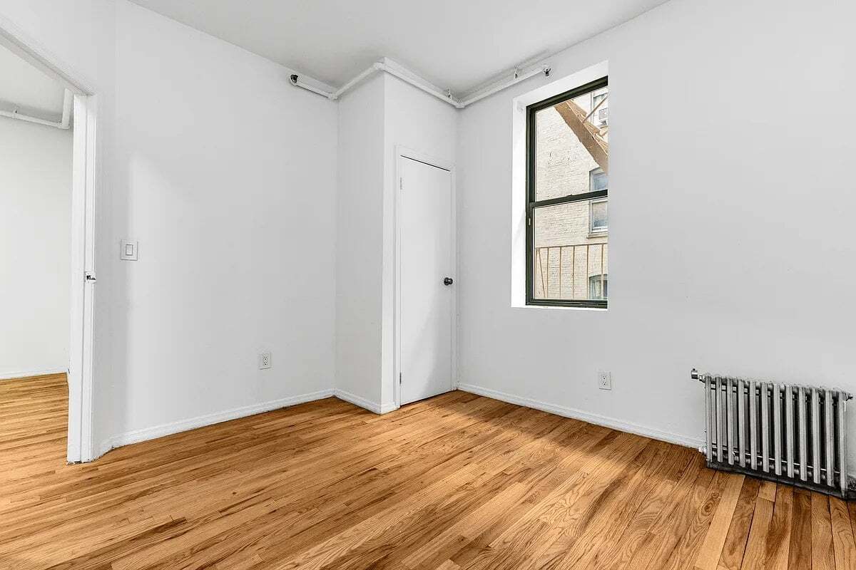 Foto del edificio - 247 W 63rd St