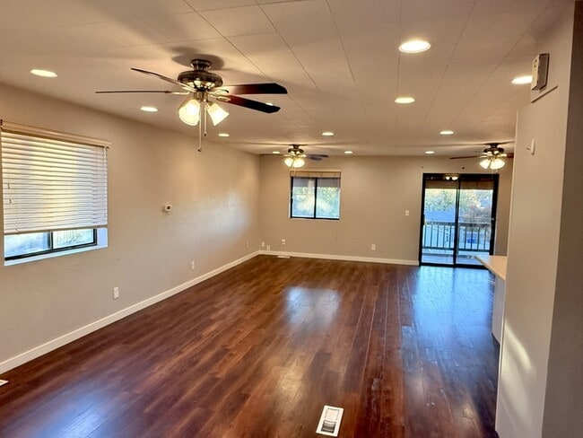 Foto del edificio - 7428 S 700 E