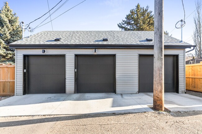 Building Photo - 11528-11122 122 St NW