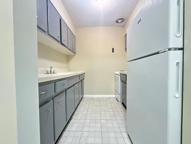 Building Photo - 1568 Alexandria Dr