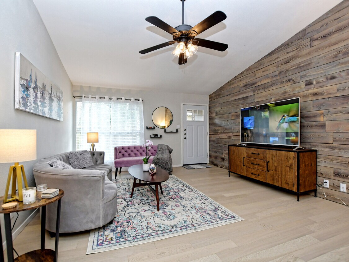 Foto principal - 6715 West Gate Blvd