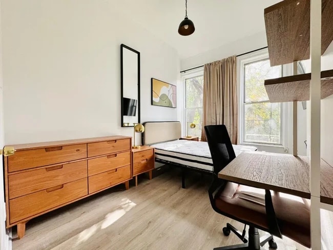 Foto del edificio - Furnished room/NOT APARTMENT