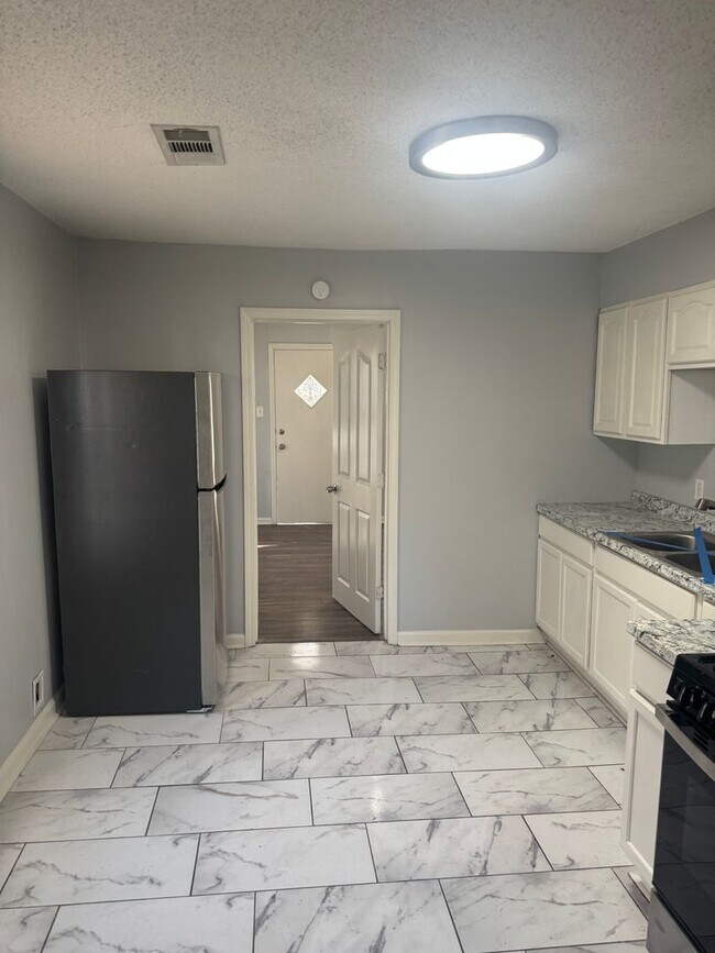 Foto del edificio - 2067 Hubert Ave