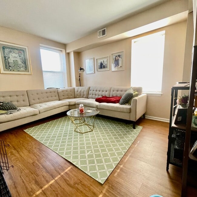 Building Photo - SPACIOUS bi-level apartment with fenced yard