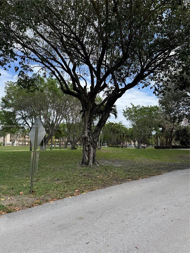 Foto del edificio - 6301 N Falls Cir Dr