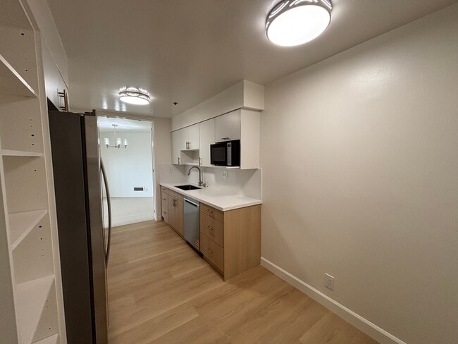 Kitchen - 230 W 5th Ave